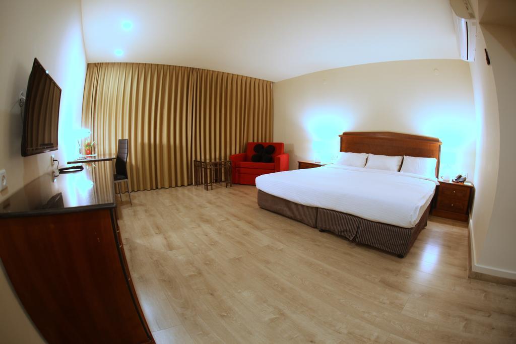 Avia Hotel & Resort Yehud-Monosson Exterior photo