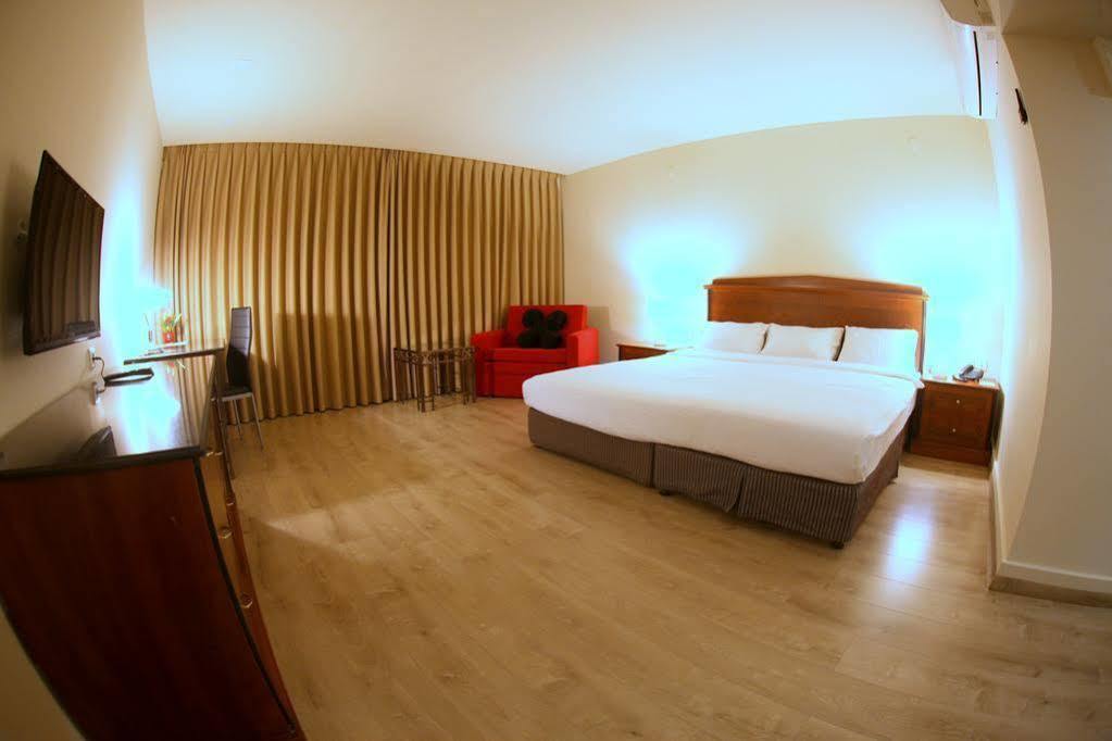 Avia Hotel & Resort Yehud-Monosson Exterior photo